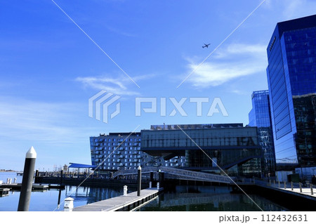 Seaport/Fan Pier in Bostonとボストン空港から飛び立つ飛行機 112432631