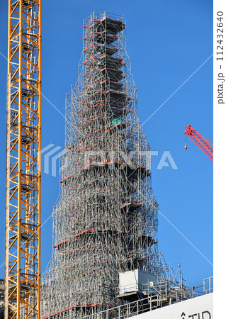 パリ、フランス。尖塔が戻った再建中のノートルダム大聖堂。2023年12月17日撮影。 パリ、フランス。尖塔が戻った再建中のノートルダム大聖堂。2023年12月17日撮影。 112432640