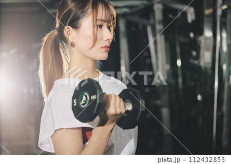 ジムでトレーニングする女性 112432853