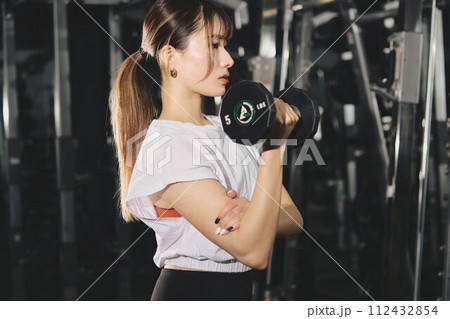 ジムでトレーニングする女性 112432854