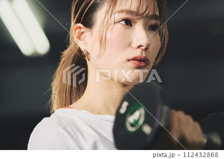 ジムでトレーニングする女性 112432868