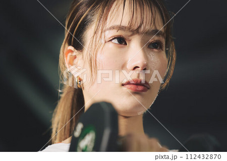 ジムでトレーニングする女性 112432870