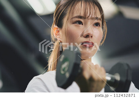 ジムでトレーニングする女性 112432871