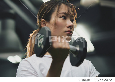 ジムでトレーニングする女性 112432872
