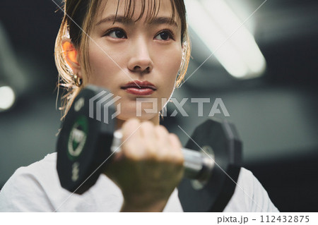 ジムでトレーニングする女性 112432875
