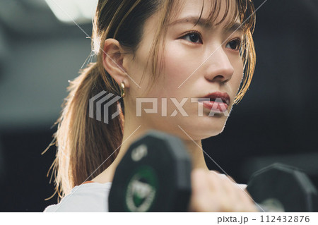 ジムでトレーニングする女性 112432876