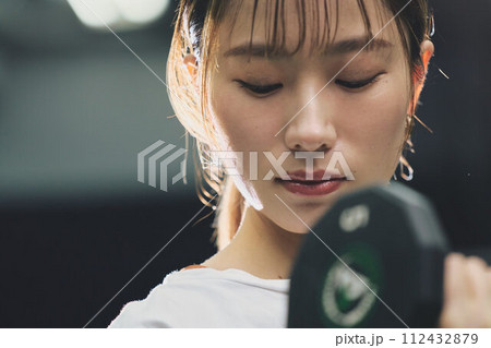 ジムでトレーニングする女性 112432879