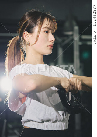 ジムでトレーニングする女性 112432887