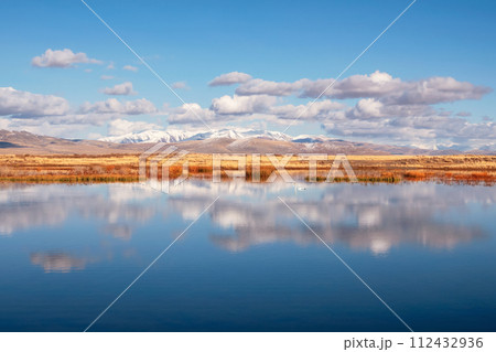 Beautiful autumn mountain lake and mountains. 112432936