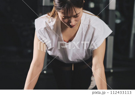 ジムでトレーニングする女性 ジムでトレーニングする女性 112433113