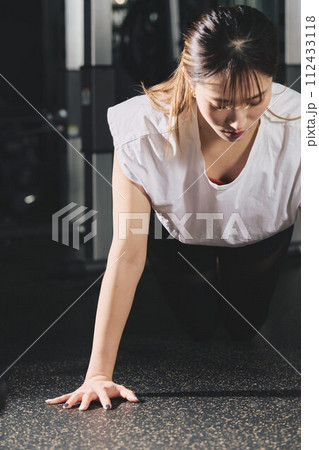 ジムでトレーニングする女性 112433118