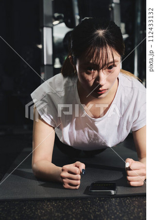 ジムでトレーニングする女性 ジムでトレーニングする女性 112433132