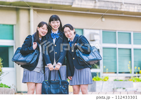 クラスメイトと下校する女子高生 112433301