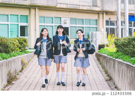 クラスメイトと下校する女子高生 112433306