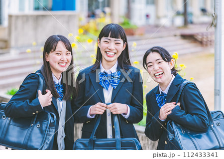 クラスメイトと下校する女子高生 クラスメイトと下校する女子高生 112433341