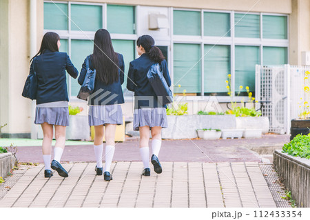 友達と登校する女子高生 112433354