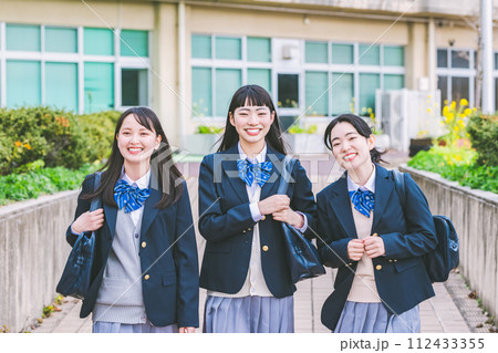 クラスメイトと下校する女子高生 クラスメイトと下校する女子高生 112433355