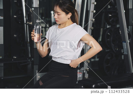 トレーニングジムで水を飲む女性 112433528