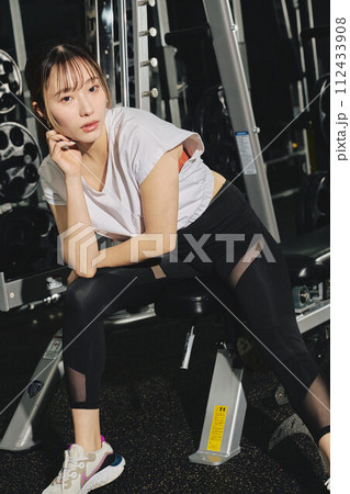 トレーニングウェア 女性 ポートレート トレーニングウェア 女性 ポートレート 112433908
