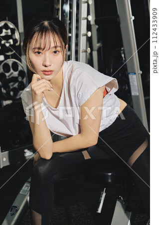 トレーニングウェア　女性　ポートレート 112433909