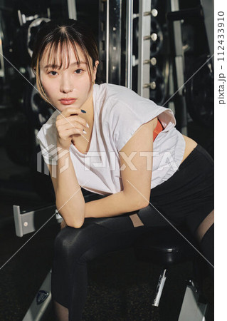 トレーニングウェア 女性 ポートレート トレーニングウェア 女性 ポートレート 112433910
