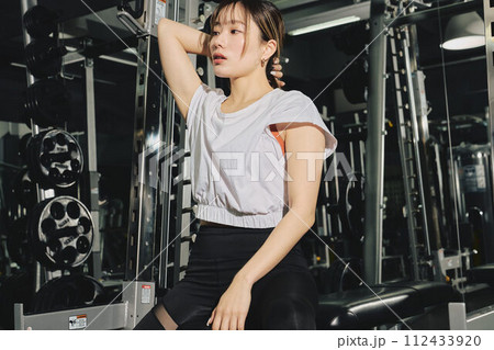 トレーニングウェア 女性 ポートレート トレーニングウェア 女性 ポートレート 112433920