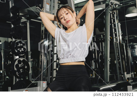 トレーニングウェア 女性 ポートレート トレーニングウェア 女性 ポートレート 112433921