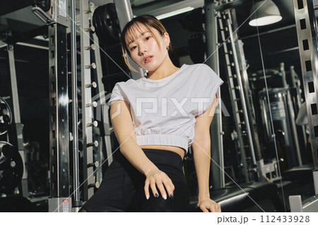 トレーニングウェア　女性　ポートレート 112433928