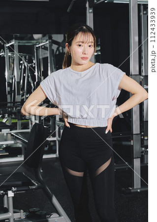 トレーニングウェア 女性 ポートレート トレーニングウェア 女性 ポートレート 112433939