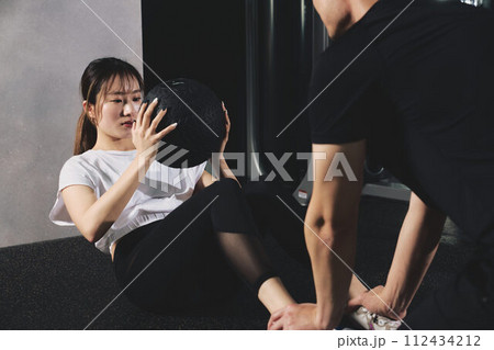 パーソナルトレーナー　ジム 112434212