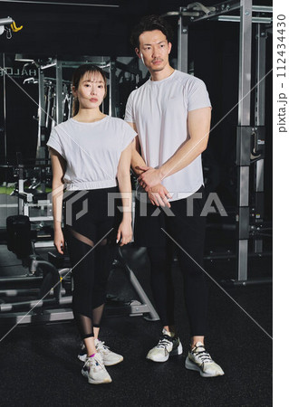 スポーツ　ポートレート　男女ペア 112434430
