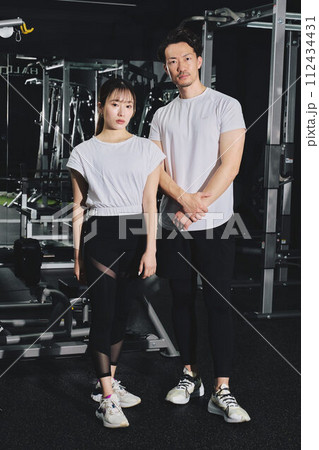 スポーツ　ポートレート　男女ペア 112434431