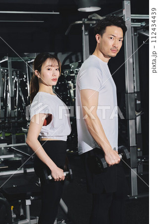 スポーツ　ポートレート　男女ペア 112434439
