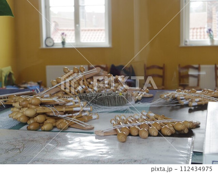 ベルギー伝統のボビンレースの制作過程 112434975