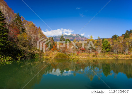 紅葉ピークの野麦峠から望む乗鞍岳 紅葉ピークの野麦峠から望む乗鞍岳 112435407