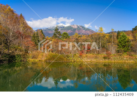 紅葉ピークの野麦峠から望む乗鞍岳 紅葉ピークの野麦峠から望む乗鞍岳 112435409