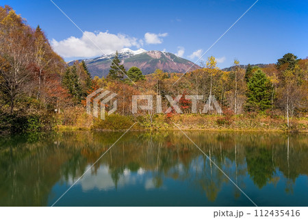 紅葉ピークの野麦峠から望む乗鞍岳 112435416