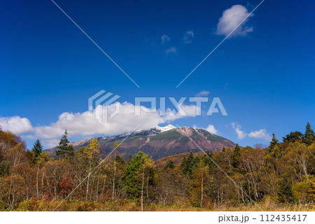 紅葉ピークの野麦峠から望む乗鞍岳 112435417