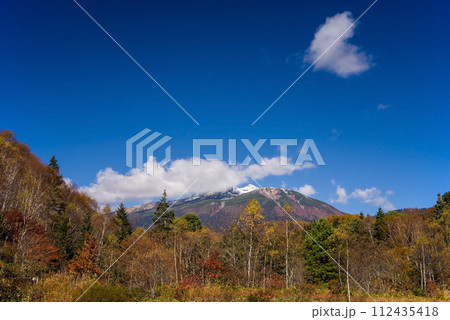 紅葉ピークの野麦峠から望む乗鞍岳 112435418