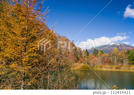 紅葉ピークの野麦峠から望む乗鞍岳 紅葉ピークの野麦峠から望む乗鞍岳 112435421
