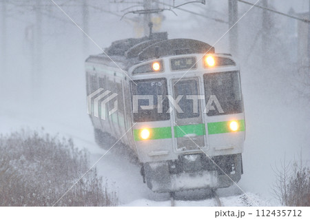 千歳線　北広島ー島松　JR北海道　721系　F-5編成（札幌） 112435712