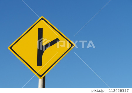 道路標識　  分岐交通あり 112436537