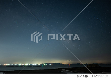 日本の岡山県寄島町の干潮の海に浮かぶ天の川 112436886