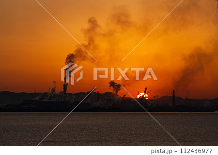 日本の岡山県寄島町のとても美しい朝の風景 日本の岡山県寄島町のとても美しい朝の風景 112436977
