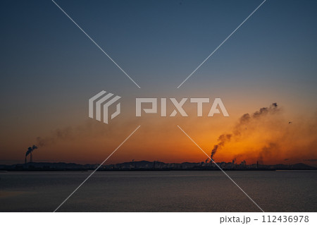 日本の岡山県寄島町のとても美しい朝の風景 日本の岡山県寄島町のとても美しい朝の風景 112436978