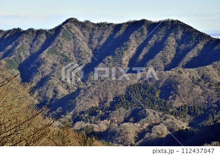 丹沢の能ノ爪 鍋嵐東尾根より望む相州アルプス 丹沢の能ノ爪 鍋嵐東尾根より望む相州アルプス 112437847