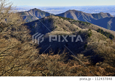 丹沢の能ノ爪 鍋嵐東尾根より望む辺室山と相州アルプスと都心ビル群 丹沢の能ノ爪 鍋嵐東尾根より望む辺室山と相州アルプスと都心ビル群 112437848