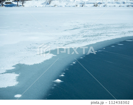 信州 冬景色 湖面が凍結した中綱湖 信州 冬景色 湖面が凍結した中綱湖 112438302