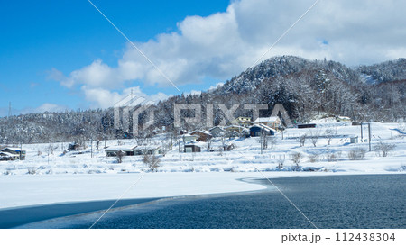 信州 冬景色 湖面が凍結した中綱湖 信州 冬景色 湖面が凍結した中綱湖 112438304