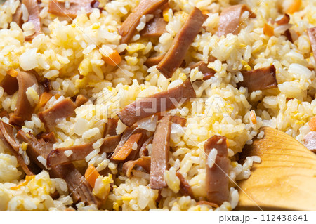 炒飯(チャーハン)をフライパンで作る調理シーン。 炒飯(チャーハン)をフライパンで作る調理シーン。 112438841